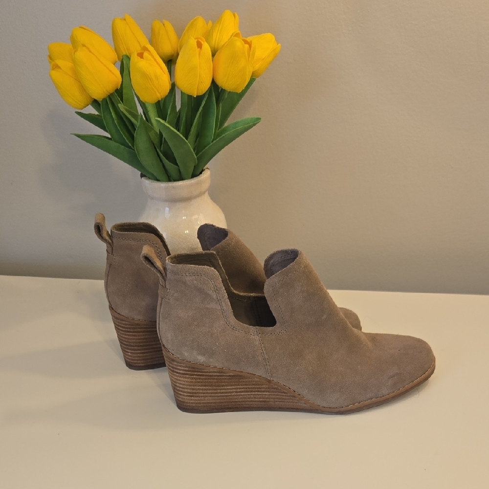 Elegant Tan Suede Wedge Shoes